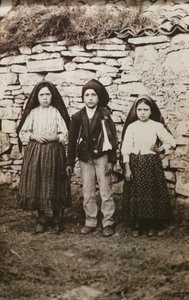 Sanktuarium Fatimskie. Lucia dos Santos i jej kuzyni Francisco i Hiacynta Marto. Matki Bożej Fatimskiej. Portugalia. autorstwa Joshua Benoliel