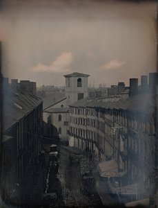 Zobacz Down Brattle Street ze studia Southworth & Hawes przy 5 12 Tremont Row, Boston, 1855. Twórcy: Josiah Johnson Hawes, Albert Sands Southworth.