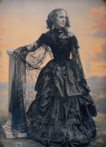 Kobieta w czarnej taftowej sukience i koronkowym szalu, ca. 1850. Twórcy: Josiah Johnson Hawes, Albert Sands Southworth.