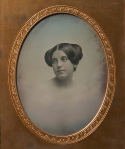 Młoda kobieta z włosami upiętymi w dwa bułeczki, lata 50. XIX wieku. Twórcy: Josiah Johnson Hawes, Albert Sands Southworth.