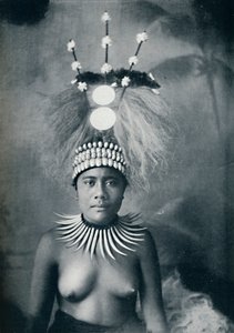 Samoaczka nosząca kołnierz z zębów kaszalota i uroczyste nakrycie głowy, 1902