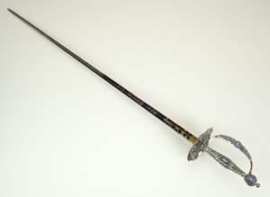 Mały miecz, ok. 1790 (stal fasetowana, czerniona, niebieska i złocona, żelazo i wyroby z jaspisu)