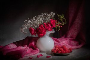 Czerwone róże i maliny autorstwa Joyce Guojun Ma