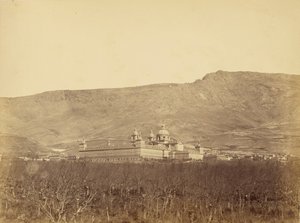 [El Escorial, w oddali].