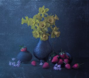 Żółte żonkile i truskawki