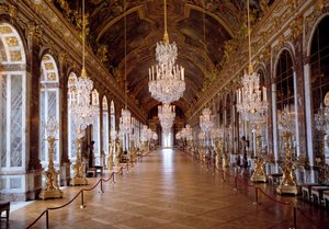 Architektura: widok Galerie des Glaces w Wersalu odrestaurowany przez architekta Jules Hardouin-Mansart i zbudowany w latach 1678-1684. Zamek w Wersalu, Wersal