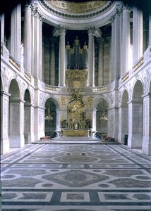 Kaplica Królewska, skierowana na wschód w kierunku ołtarza, rozpoczęta 1699 (foto) autorstwa Jules Hardouin Mansart