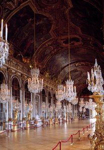 Widok na Galerie des Glaces w Wersalu odrestaurowany, zbudowany w 1678 roku przez Julesa-Hardouina Mansarta. Zamek w Wersalu. autorstwa Jules Hardouin Mansart
