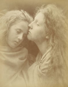 („The Kiss of Peace” – Pocałunek pokoju) – Mary Ann Hillier (i Florence Anson) autorstwa Julia Margaret Cameron