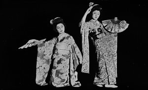 Tańcząca dziewczyna Kimi-chiyo jest na prawie każdej imprezie w stylu japońskim w Tokio c1900, 1921