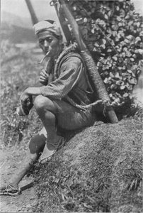 Kulis w średnim wieku pospiesznie usiadł na brzegu, żeby przekazać nam recenzję, ok. 1900, 1921