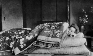 Saki, gospodyni śpi na materacu z twardą poduszką pod pikowanym kimonem, c1900, 1921
