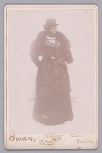 Karta gabinetowa niezidentyfikowanej kobiety w cylindrze i futrzanej stule, ca. 1895. autorstwa Justus C. Swan