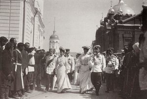 Rosyjska rodzina królewska zwiedzająca klasztor Sarowski, Rosja, 1903