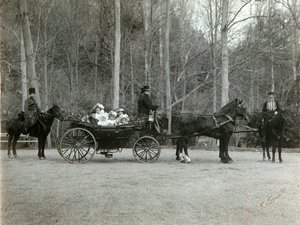 Car Mikołaj II z rodziną w parku Carskie Sioło, Rosja, 1900.