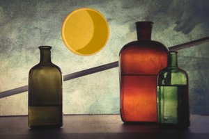 Martwa natura z kolorowymi butelkami autorstwa Kádár István