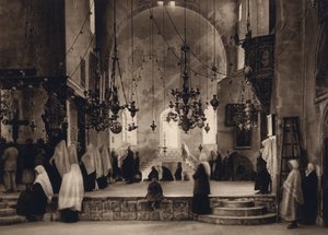 Betlejem, Nabożeństwo w Kościele Narodzenia Pańskiego (zdjęcie czarno-białe)