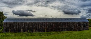 Long Old Barn II, 2020 (zdjęcie ilustracyjne) autorstwa Katha Wood