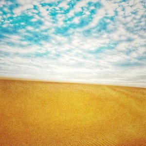 Surreal Desert Beach IV autorstwa Katha Wood