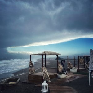 Surreal Stormy Sky Winter Beach autorstwa Katha Wood