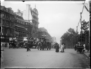 Piccadilly, City Of Westminster, Londyn, 20.06.1911 (czarno-białe zdjęcie) autorstwa Katherine Jean Macfee