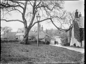 Village Green, Burton Bradstock, Dorset, 24 kwietnia 1922 - 08 maja 1922 (czarno-białe zdjęcie) autorstwa Katherine Jean Macfee