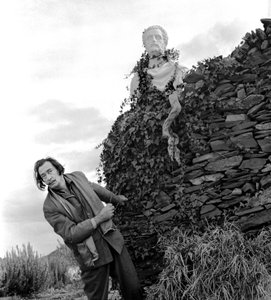 Salvador Dali w Port Lligat, listopad 1957 (zdjęcie czarno-białe)