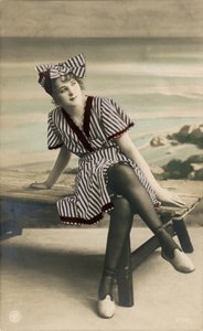 Kobieta w letniej sukience, ok. początek XX wieku (pocztówka)