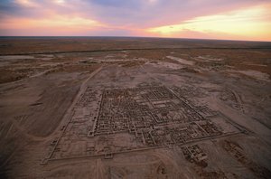Aerial of excavation site; Oxus Civilization; Turkmenistan; Gonor Depe site; Victor S..., 2004 (zdjęcie) autorstwa Kenneth Garrett