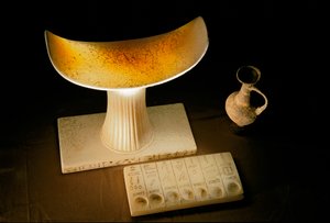 Alabastrowy zagłówek Tetiankhkem i tabliczka ofiarna z siedmioma świętymi olejami, Stare Państwo, 2002 r. (zdjęcie ilustracyjne) autorstwa Kenneth Garrett