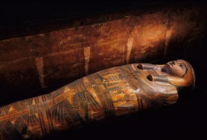 Antropoidalna trumna Lady Taberu, 2002 r. (zdjęcie) autorstwa Kenneth Garrett