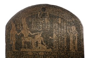 Stela koronacyjna Aspelta, bóg Amon z głową barana i Mut, okres Napatan, panowanie..., 2007 (zdjęcie) autorstwa Kenneth Garrett