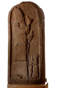Muzeum Berlińskie, Faraonowie nubijscy, stela Esarhaddona z Zenjirili, stela Nastasena..., 2007 (zdjęcie) autorstwa Kenneth Garrett
