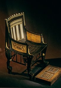 Krzesło dziecięce z podnóżkiem, KV62, grobowiec króla Tuta. Krzesło wykonane jest głównie z drewna hebanowego..., 2009 (zdjęcie ilustracyjne) autorstwa Kenneth Garrett