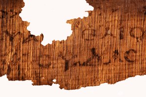 Fragment końcowej strony Ewangelii Judasza, ostatnia linijka tekstu brzmi "The Go..., 2006 (zdjęcie) autorstwa Kenneth Garrett