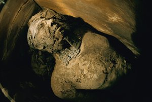 Egipt; archeologia; Stare Państwo; Sakkara; mumia; Nefer; grobowiec, 5. dynastia autorstwa Kenneth Garrett
