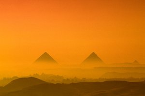 Egipt; Stare Państwo; Płaskowyż Giza; Piramidy w Gizie; Chufu; Chafre; Menkaure autorstwa Kenneth Garrett