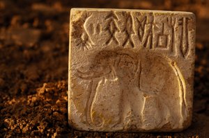 Znaczek słonia, artefakt; Cywilizacja Oxus; Turkmenistan; Archeologia; Victor Sarian..., 2004 (zdjęcie) autorstwa Kenneth Garrett