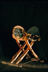Składany zagłówek z kości słoniowej króla Tutanchamona, Nowe Królestwo, 2002 r. (zdjęcie ilustracyjne) autorstwa Kenneth Garrett