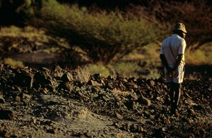 Łowca skamieniałości, Kamoya Kimeu, przywódca Gangu Hominidów, 2008 (zdjęcie) autorstwa Kenneth Garrett