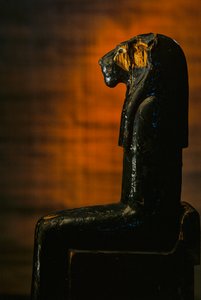 Posąg Bogini Leoniny, Amenhotep II; Bogini Leoniny; KV 35; drewno, 2009 (zdjęcie) autorstwa Kenneth Garrett