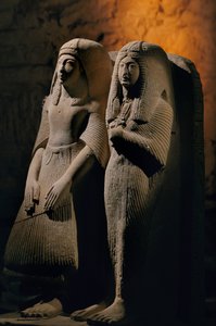 Wapienny podwójny posąg kapłana o imieniu Amenemipet i jego żony, Nowe Królestwo, 2002 r. (zdjęcie ilustracyjne) autorstwa Kenneth Garrett
