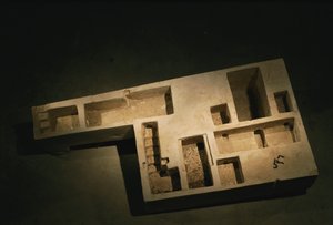 Wapienny model królewskiego grobowca, Średnie Państwo, 2002 r. (zdjęcie) autorstwa Kenneth Garrett