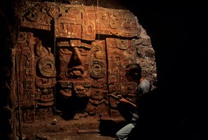 Majowie; Copan; Honduras; archeologia; okres klasyczny; grobowiec, Robert Sharer, wykopaliska,... autorstwa Kenneth Garrett
