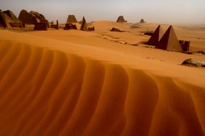 Piramidy Meroe, Piramidy Begarawiya, Sudan, Nubia, Czarni Faraonowie, Trzecie Pośrednie..., 2007 (zdjęcie) autorstwa Kenneth Garrett