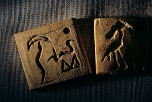 Predynastyczna etykieta z kości słoniowej, najwcześniejsze pismo, dr Gunter Dreyer, Egipt, 2005 (zdjęcie) autorstwa Kenneth Garrett