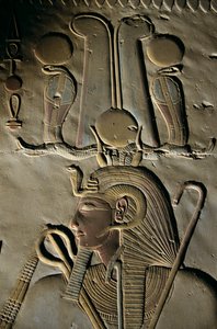 Relief ze świątyni Setiego I w Abydos, Egipt, Abydos; rzeźba; postać; Seti; bóg; korona..., 2005 (zdjęcie) autorstwa Kenneth Garrett
