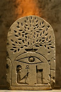Stela z piaskowca ku czci boga Ozyrysa, 2002 r. (zdjęcie) autorstwa Kenneth Garrett