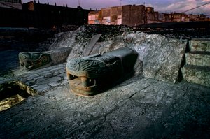 Replika węża na Wielkiej Świątyni, Tenochtitlan, Templo Mayor, Aztekowie, Meksyk, Meksyk Ci..., 2010 (zdjęcie) autorstwa Kenneth Garrett