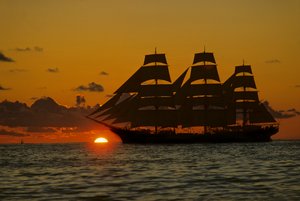 Square Rigger; Dar Pormorza, Sail race, Operation Sail Tall Ships; Sail Training Assoc... autorstwa Kenneth Garrett